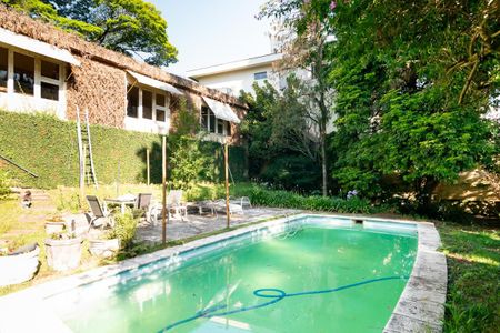 Casa à venda com 440m², 5 quartos e 4 vagas Casa à venda com 440m², 5 quartos e 4 vagasPiscina
