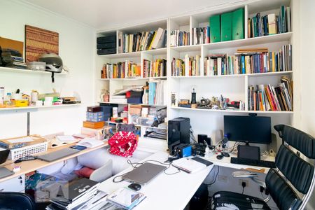 Casa à venda com 440m², 5 quartos e 4 vagas Casa à venda com 440m², 5 quartos e 4 vagasQuarto 3