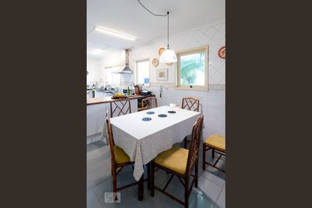 Casa à venda com 440m², 5 quartos e 4 vagas Casa à venda com 440m², 5 quartos e 4 vagasCopa / Cozinha