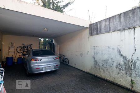 Casa à venda com 440m², 5 quartos e 4 vagas Casa à venda com 440m², 5 quartos e 4 vagasGaragem