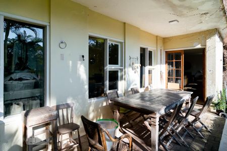 Casa à venda com 440m², 5 quartos e 4 vagas Casa à venda com 440m², 5 quartos e 4 vagasVaranda