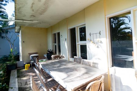 Casa à venda com 440m², 5 quartos e 4 vagas Casa à venda com 440m², 5 quartos e 4 vagasVaranda