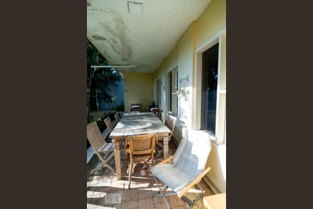 Casa à venda com 440m², 5 quartos e 4 vagas Casa à venda com 440m², 5 quartos e 4 vagasVaranda