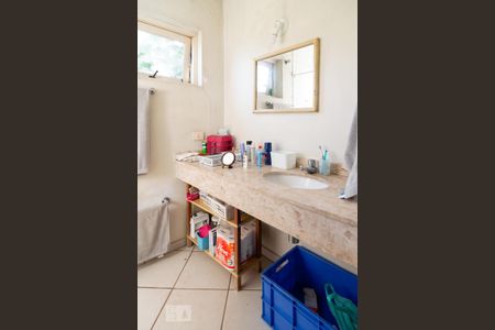 Casa à venda com 440m², 5 quartos e 4 vagas Casa à venda com 440m², 5 quartos e 4 vagasEdícula Banheiro Quarto - Suíte