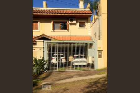 Casa à venda com 228m², 3 quartos e 4 vagas Casa à venda com 228m², 3 quartos e 4 vagasFachada