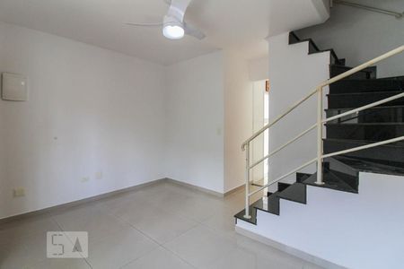 Sala de casa de condomínio para alugar com 2 quartos, 60m² em Parque Casa de Pedra, São Paulo