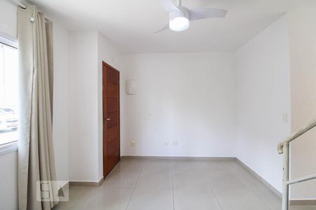Sala de casa de condomínio para alugar com 2 quartos, 60m² em Parque Casa de Pedra, São Paulo