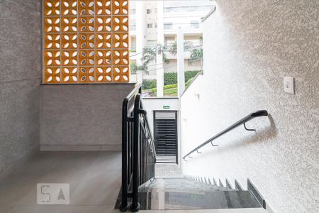 Apartamento à venda com 46m², 2 quartos e 1 vagaEscadas de acesso aos apartamentos