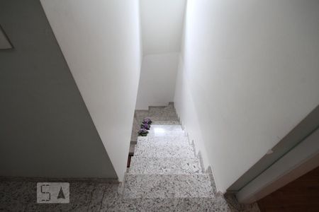 Casa de condomínio à venda com 237m², 3 quartos e 3 vagasEscada