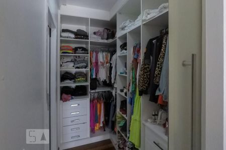 Casa de condomínio à venda com 380m², 3 quartos e 3 vagas Casa de condomínio à venda com 380m², 3 quartos e 3 vagasQuarto