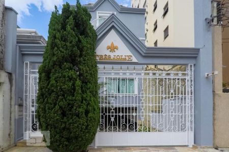 Casa de condomínio à venda com 380m², 3 quartos e 3 vagas Casa de condomínio à venda com 380m², 3 quartos e 3 vagasFachada