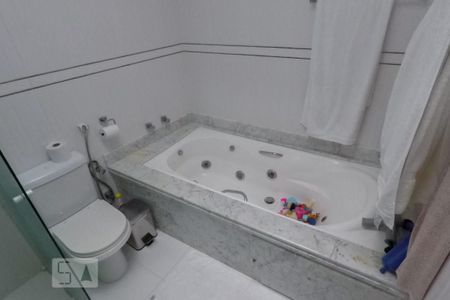 Casa de condomínio à venda com 380m², 3 quartos e 3 vagas Casa de condomínio à venda com 380m², 3 quartos e 3 vagasBanheiro