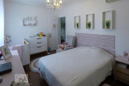 Casa de condomínio à venda com 380m², 3 quartos e 3 vagas Casa de condomínio à venda com 380m², 3 quartos e 3 vagasQuarto