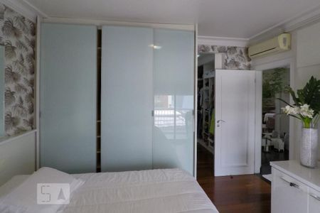 Casa de condomínio à venda com 380m², 3 quartos e 3 vagas Casa de condomínio à venda com 380m², 3 quartos e 3 vagasQuarto