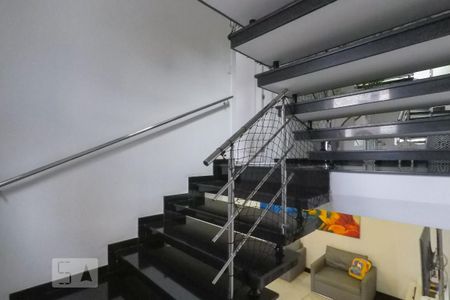 Casa de condomínio à venda com 380m², 3 quartos e 3 vagas Casa de condomínio à venda com 380m², 3 quartos e 3 vagasEscada