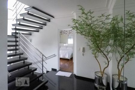 Casa de condomínio à venda com 380m², 3 quartos e 3 vagas Casa de condomínio à venda com 380m², 3 quartos e 3 vagasEscada