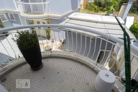 Casa de condomínio à venda com 380m², 3 quartos e 3 vagas Casa de condomínio à venda com 380m², 3 quartos e 3 vagasQuarto