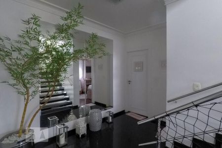 Casa de condomínio à venda com 380m², 3 quartos e 3 vagas Casa de condomínio à venda com 380m², 3 quartos e 3 vagasEscada