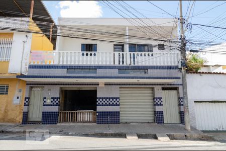 Casa à venda com 268m², 3 quartos e 4 vagasFachada rua com apto andar cima