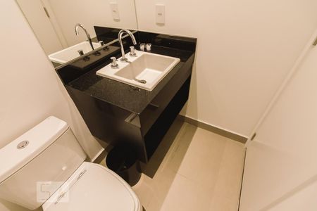 Banheiro de kitnet/studio para alugar com 1 quarto, 25m² em Perdizes, São Paulo