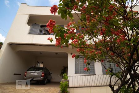 Casa à venda com 400m², 4 quartos e 2 vagas Casa à venda com 400m², 4 quartos e 2 vagasFachada