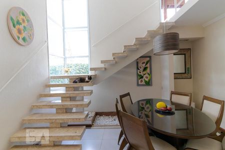 Casa à venda com 233m², 3 quartos e 3 vagas Casa à venda com 233m², 3 quartos e 3 vagasSalas
