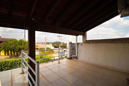 Casa à venda com 233m², 3 quartos e 3 vagas Casa à venda com 233m², 3 quartos e 3 vagasSacada do Quarto 01