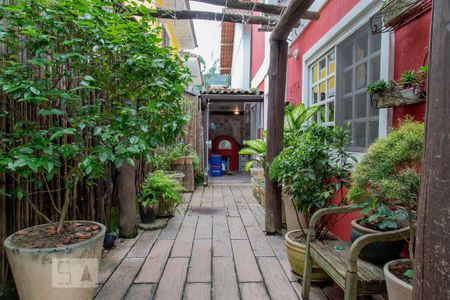 Casa de condomínio à venda com 236m², 2 quartos e sem vaga Casa de condomínio à venda com 236m², 2 quartos e sem vagaQuintal