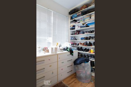 Casa de condomínio à venda com 236m², 2 quartos e sem vaga Casa de condomínio à venda com 236m², 2 quartos e sem vagaCloset da suíte 2