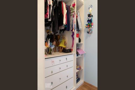 Casa de condomínio à venda com 236m², 2 quartos e sem vaga Casa de condomínio à venda com 236m², 2 quartos e sem vagaCloset da suíte 1