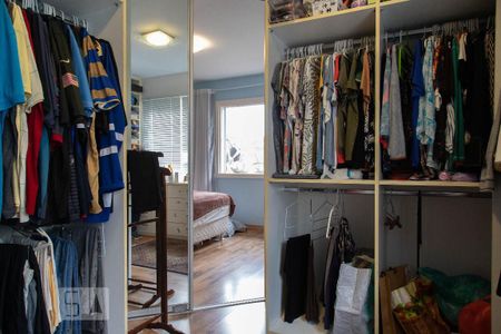 Casa de condomínio à venda com 236m², 2 quartos e sem vaga Casa de condomínio à venda com 236m², 2 quartos e sem vagaCloset da suíte 2