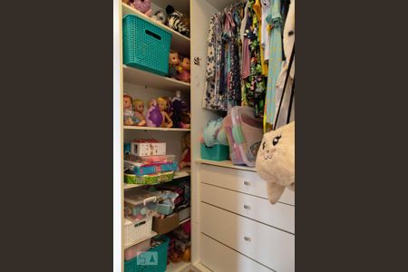 Casa de condomínio à venda com 236m², 2 quartos e sem vaga Casa de condomínio à venda com 236m², 2 quartos e sem vagaCloset da suíte 1