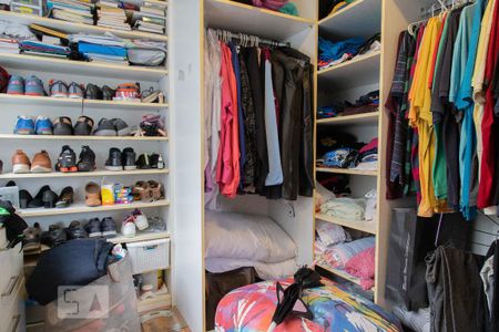 Casa de condomínio à venda com 236m², 2 quartos e sem vaga Casa de condomínio à venda com 236m², 2 quartos e sem vagaCloset da suíte 2