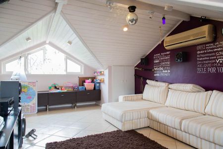 Casa de condomínio à venda com 236m², 2 quartos e sem vaga Casa de condomínio à venda com 236m², 2 quartos e sem vagaSótão