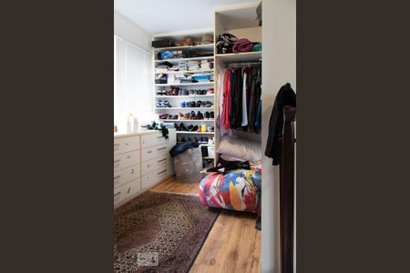 Casa de condomínio à venda com 236m², 2 quartos e sem vaga Casa de condomínio à venda com 236m², 2 quartos e sem vagaCloset da suíte 2