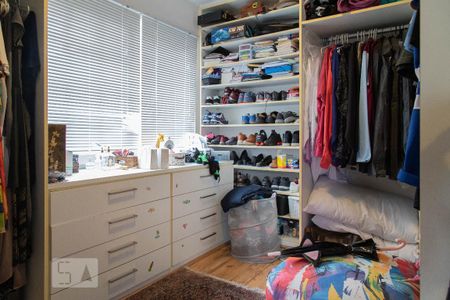 Casa de condomínio à venda com 236m², 2 quartos e sem vaga Casa de condomínio à venda com 236m², 2 quartos e sem vagaCloset da suíte 2