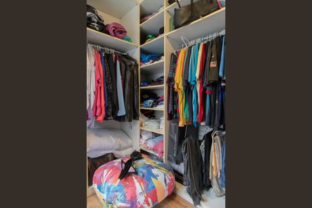 Casa de condomínio à venda com 236m², 2 quartos e sem vaga Casa de condomínio à venda com 236m², 2 quartos e sem vagaCloset da suíte 2