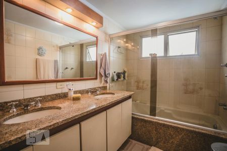 Apartamento à venda com 210m², 4 quartos e 3 vagas Apartamento à venda com 210m², 4 quartos e 3 vagasBanheiro Suíte