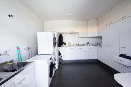 Casa à venda com 600m², 4 quartos e 6 vagas Casa à venda com 600m², 4 quartos e 6 vagasLavanderia