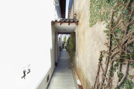 Casa à venda com 600m², 4 quartos e 6 vagas Casa à venda com 600m², 4 quartos e 6 vagasEntrada lateral