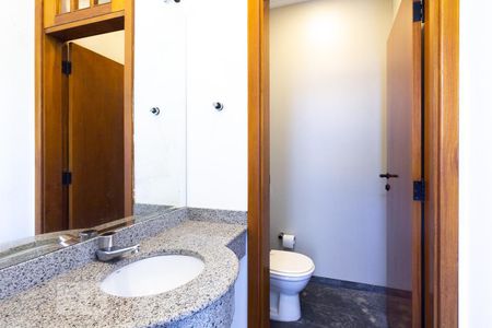 Casa à venda com 600m², 4 quartos e 6 vagas Casa à venda com 600m², 4 quartos e 6 vagasBanheiro de Serviço