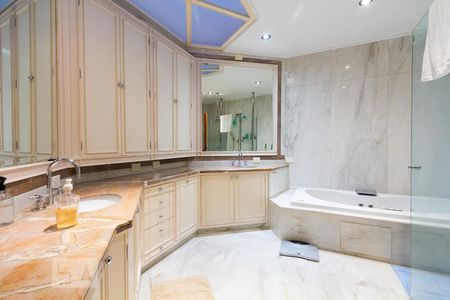 Casa à venda com 600m², 4 quartos e 6 vagas Casa à venda com 600m², 4 quartos e 6 vagasBanheiro da Suíte 1