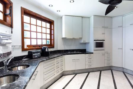 Casa à venda com 600m², 4 quartos e 6 vagas Casa à venda com 600m², 4 quartos e 6 vagasCozinha