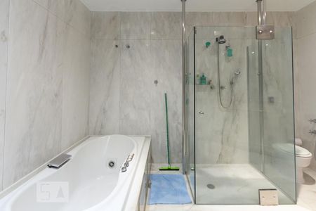 Casa à venda com 600m², 4 quartos e 6 vagas Casa à venda com 600m², 4 quartos e 6 vagasBanheiro da Suíte 1