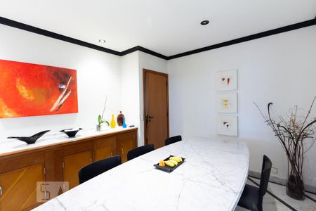 Casa à venda com 600m², 4 quartos e 6 vagas Casa à venda com 600m², 4 quartos e 6 vagasSala de almoço