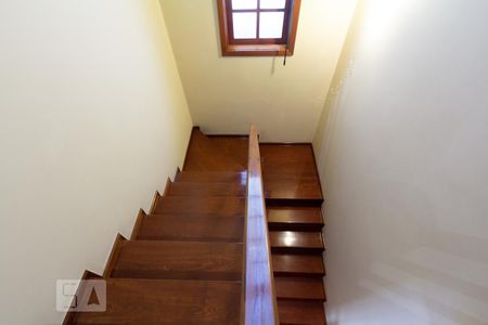 Casa à venda com 600m², 4 quartos e 6 vagas Casa à venda com 600m², 4 quartos e 6 vagasEscada