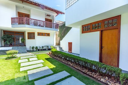 Casa à venda com 600m², 4 quartos e 6 vagas Casa à venda com 600m², 4 quartos e 6 vagasQuintal