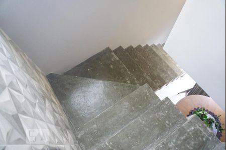 Casa à venda com 250m², 3 quartos e 2 vagasEscada