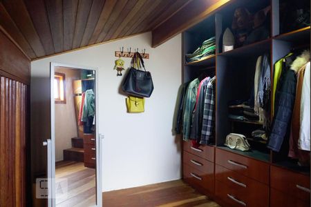 Casa à venda com 250m², 3 quartos e 2 vagasCloset da Suíte