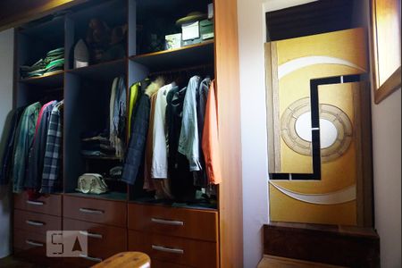Casa à venda com 250m², 3 quartos e 2 vagasCloset da Suíte